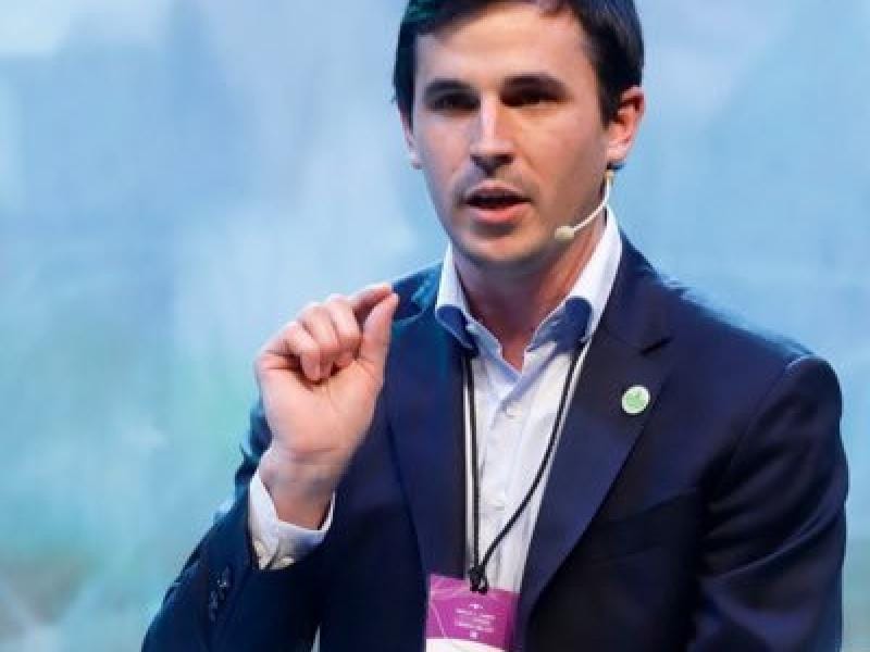 Volar al futuro con Lucas Amadeo